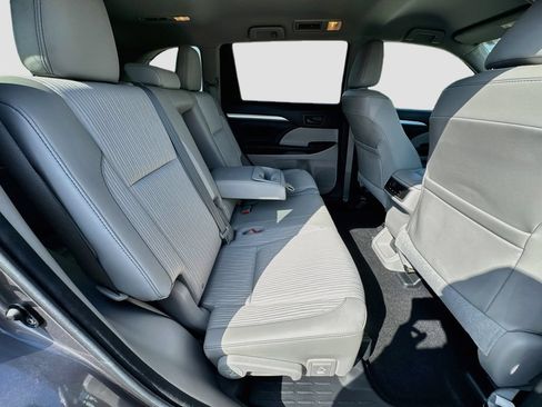Used 2015 Toyota Highlander Plus FWD image 32