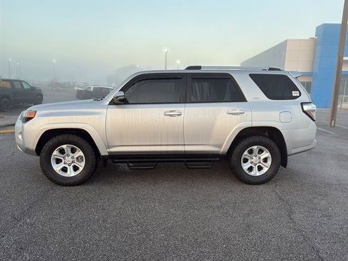 Used 2022 Toyota 4Runner SR5 Premium w/ Moonroof Package image 4