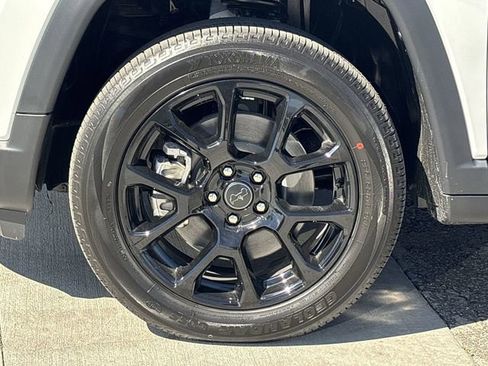 New 2026 Jeep Compass Latitude image 10