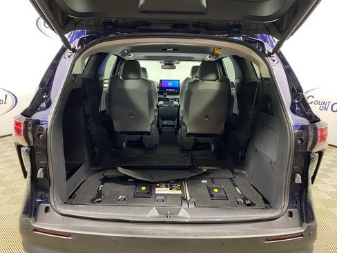 Used 2025 Toyota Sienna XLE w/ XLE Plus Package image 6