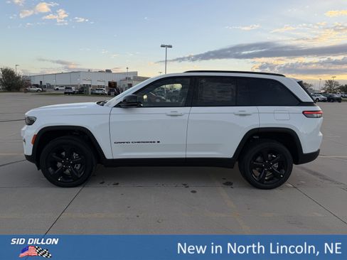 New 2025 Jeep Grand Cherokee Altitude image 2