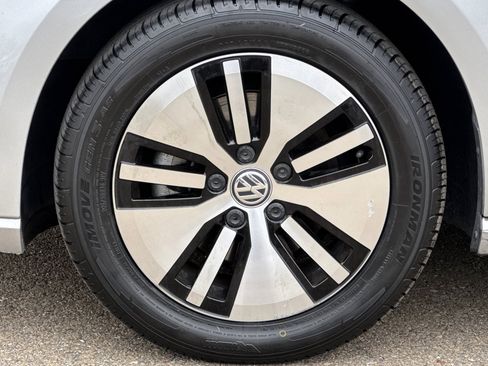 Used 2016 Volkswagen e-Golf SE w/ DC Fast Charging Package image 40