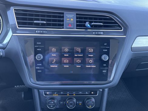 Used 2018 Volkswagen Tiguan SE w/ Panoramic Sunroof Package image 12