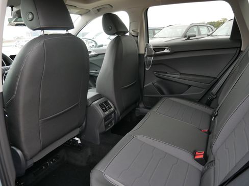 New 2025 Volkswagen Taos SE image 7