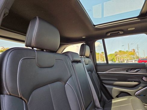 Used 2022 Jeep Grand Cherokee Overland RWD image 13