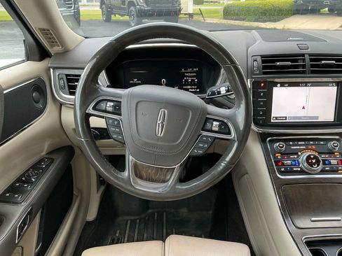 Used 2017 Lincoln Continental Select w/ Climate Package AWD/4WD image 10
