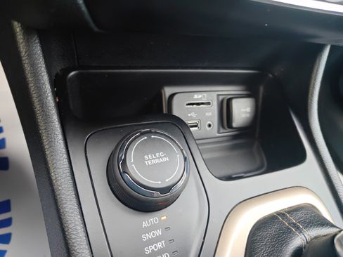 Used 2016 Jeep Cherokee Latitude w/ Cold Weather Group image 16