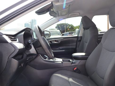 Used 2022 Toyota RAV4 XLE AWD/4WD image 5