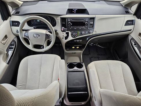 Used 2012 Toyota Sienna LE image 2
