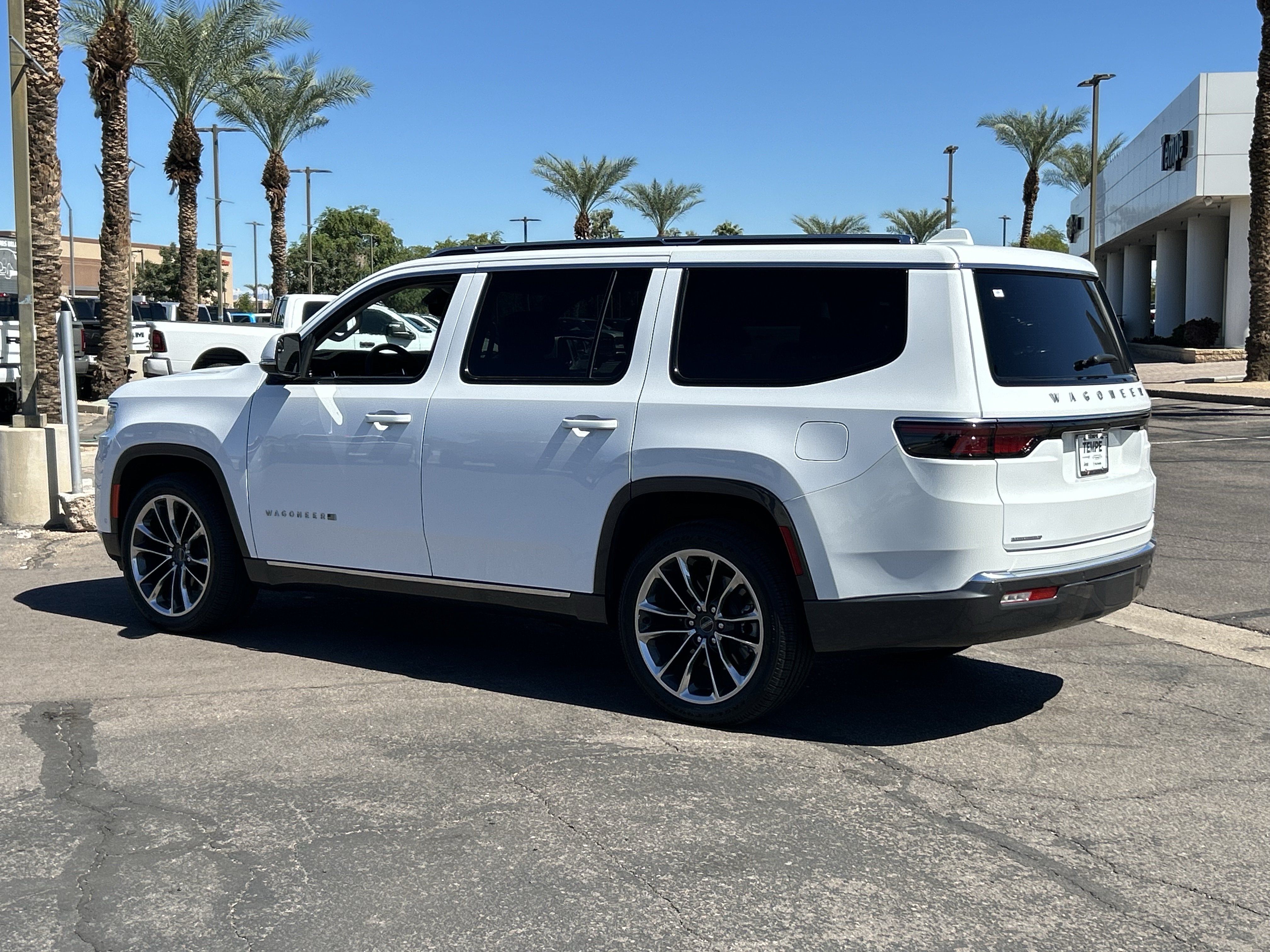 Used 2022 Jeep Wagoneer Series III w/ Premium Group I AWD/4WD image 4