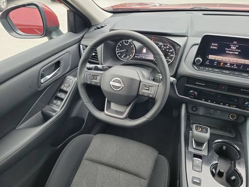 Used 2025 Nissan Rogue SV FWD image 13