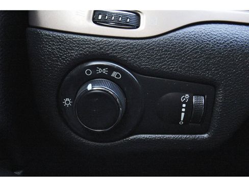 Used 2015 Jeep Cherokee Sport image 23