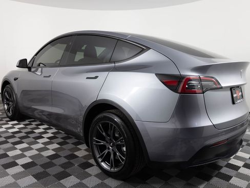 Used 2025 Tesla Model Y Long Range RWD image 4