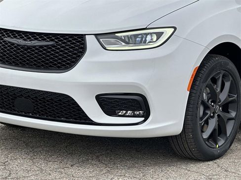 New 2026 Chrysler Pacifica Select image 7