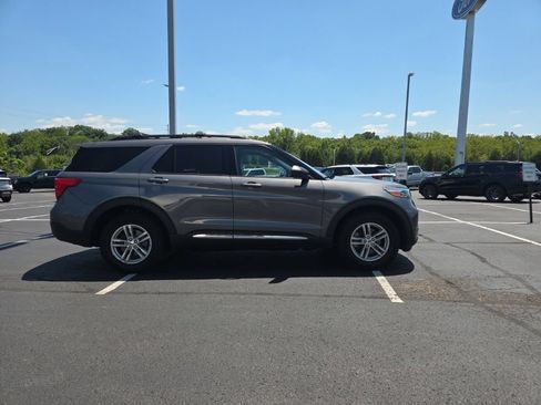 Used 2021 Ford Explorer XLT w/ Equipment Group 202A AWD/4WD image 6