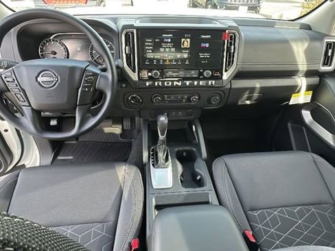 Certified 2025 Nissan Frontier SV image 23