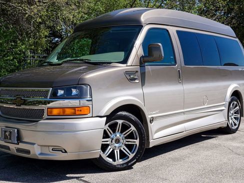 Used 2017 Chevrolet Express 2500 RWD image 1