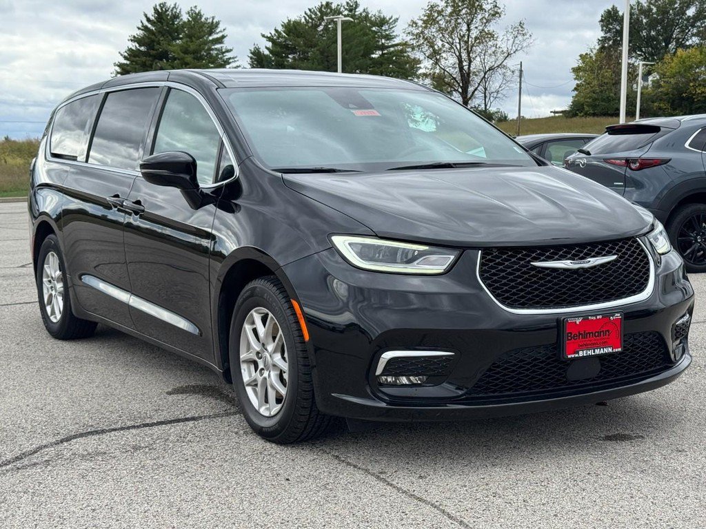 Used 2025 Chrysler Pacifica Select FWD image 2