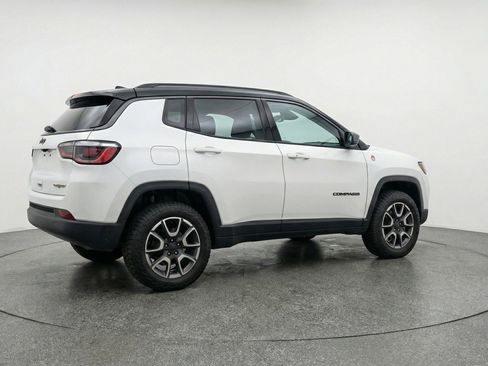Used 2025 Jeep Compass Trailhawk AWD/4WD image 9