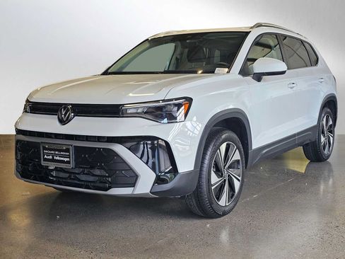 Used 2025 Volkswagen Taos SE AWD/4WD image 7
