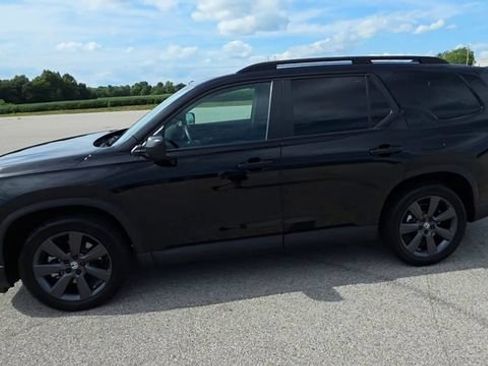Used 2025 Honda Pilot Sport image 6