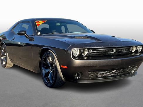 Used 2018 Dodge Challenger SXT image 10