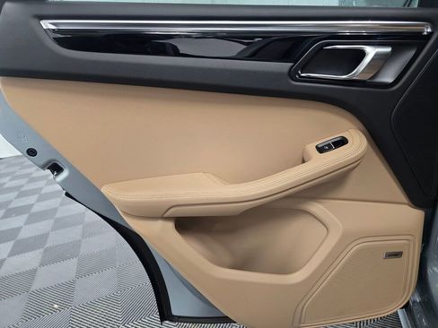 Certified 2025 Porsche Macan image 21