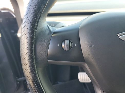 Used 2023 Tesla Model Y Performance image 23