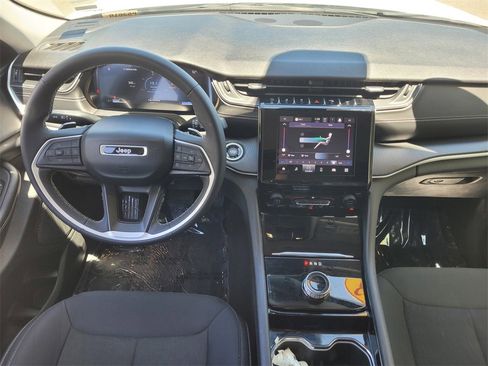 Used 2023 Jeep Grand Cherokee L Laredo image 8