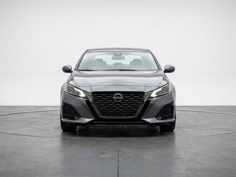 Used 2025 Nissan Altima 2.5 SV image 2