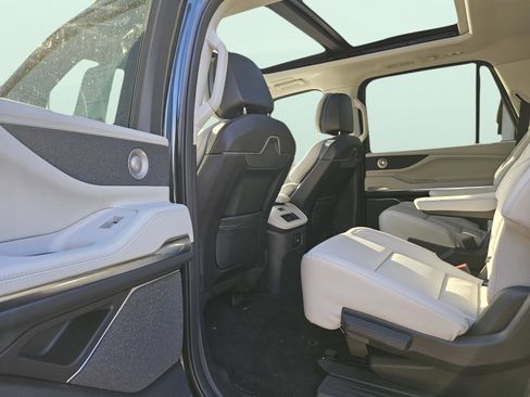 New 2025 Lincoln Navigator L Reserve image 24