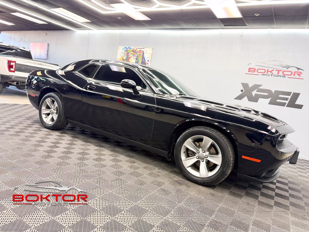 Used 2016 Dodge Challenger SXT RWD image 1