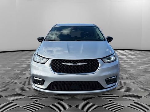 Used 2024 Chrysler Pacifica Touring-L image 2