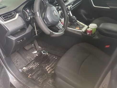 Used 2021 Toyota RAV4 LE image 3