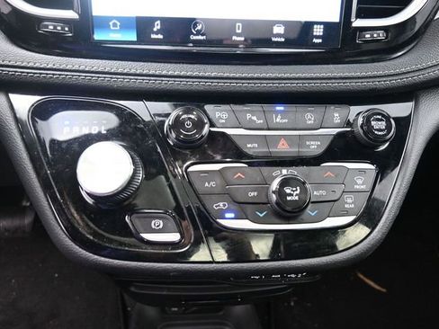 Used 2023 Chrysler Pacifica Touring-L w/ S Appearance Package image 28