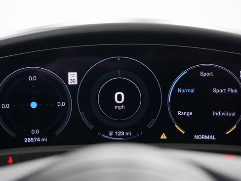 Used 2022 Porsche Taycan 4S w/ Premium Package image 27