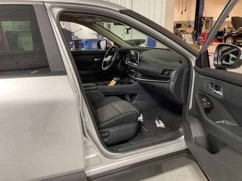 Used 2025 Nissan Rogue SV image 11
