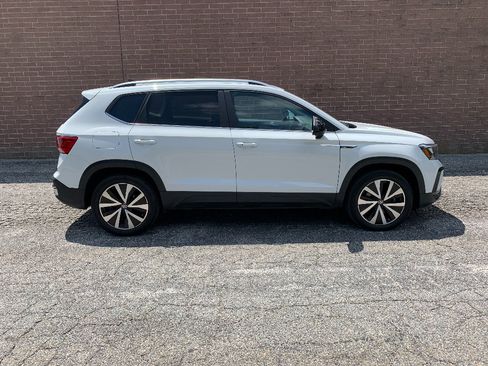 Used 2023 Volkswagen Taos SE w/ Panoramic Sunroof Package AWD/4WD image 6