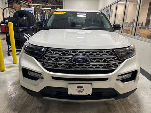 Used 2022 Ford Explorer Limited w/ Limited Technology Package image 2