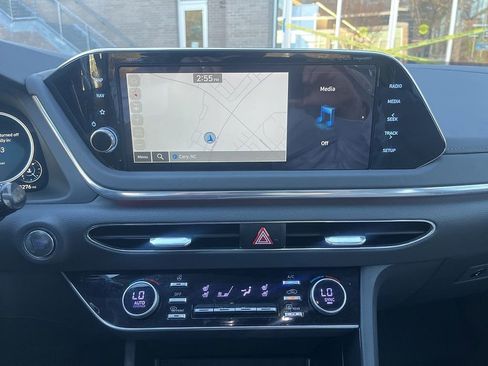 Used 2023 Hyundai Sonata Limited w/ Preferred Accessory Package image 9