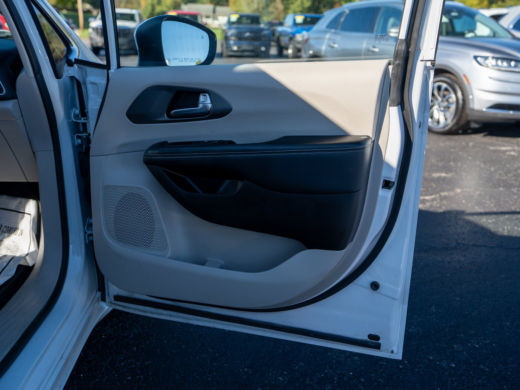 Used 2023 Chrysler Pacifica Touring-L FWD image 13