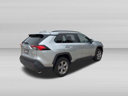 Used 2025 Toyota RAV4 XLE AWD/4WD image 4