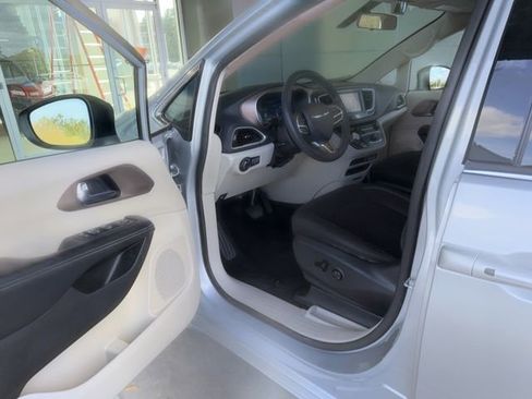 Used 2022 Chrysler Voyager LX FWD image 11