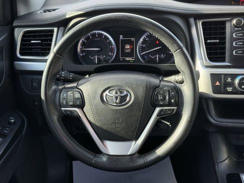 Used 2019 Toyota Highlander SE AWD/4WD image 23