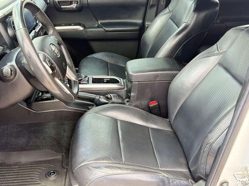 Used 2022 Toyota Tacoma Limited w/ Nightshade Package AWD/4WD image 5