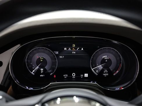 Used 2022 Bentley Bentayga image 45