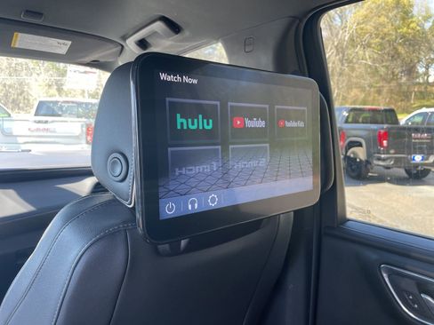 Used 2024 GMC Yukon SLT w/ SLT Luxury Package image 28