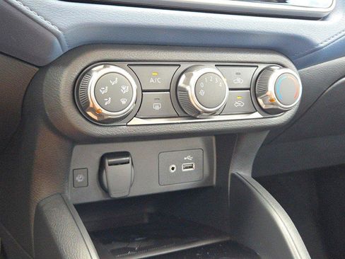 Used 2025 Nissan Versa SV FWD image 21