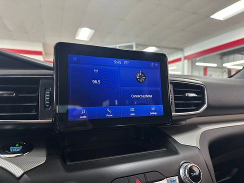 Used 2020 Ford Explorer XLT w/ Equipment Group 202A AWD/4WD image 22