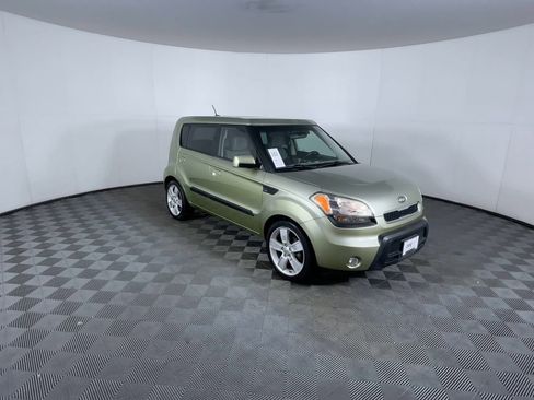 Used 2010 Kia Soul ! image 2